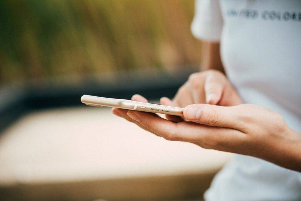 Timely, value-driven follow-up turns browsers into clients.