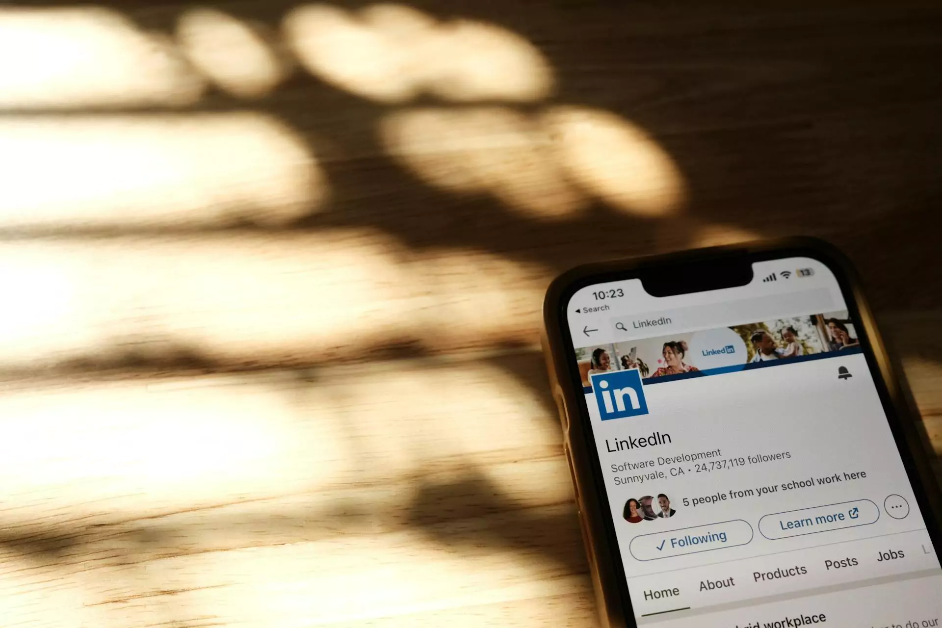 A powerful LinkedIn headline can attract serious high-end clients.