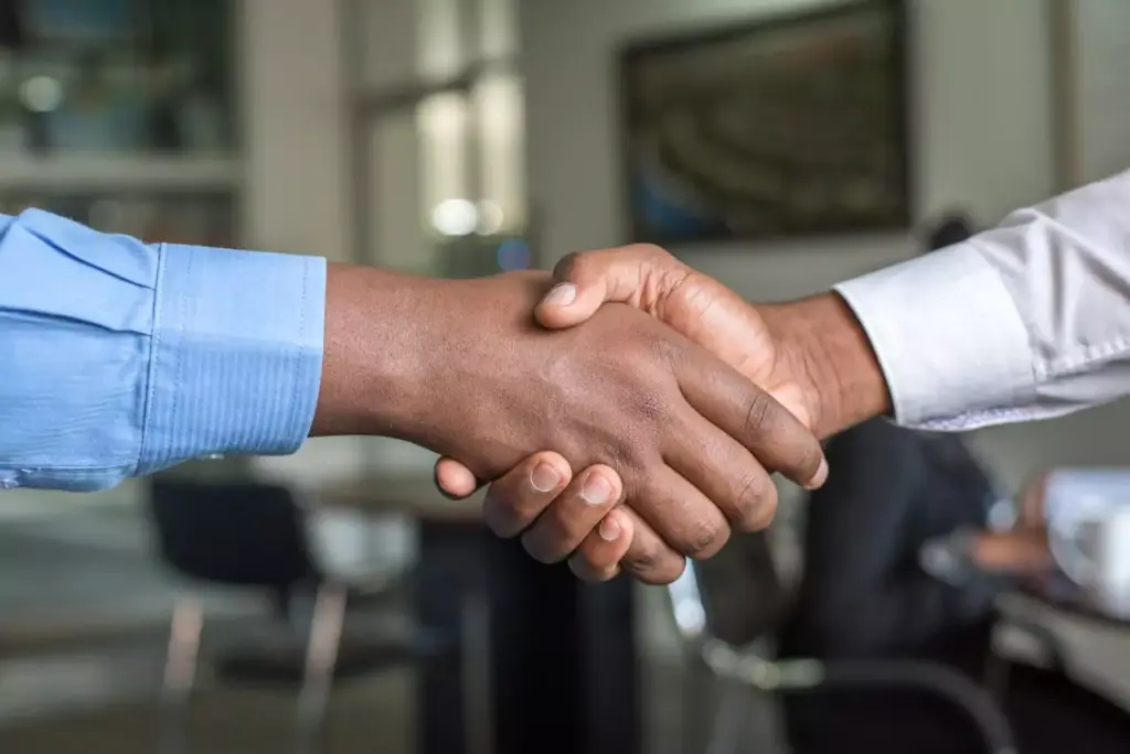 A strong headline communicates value instantly and attracts serious sellers.